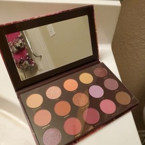 Full rose and red eyeshadow palatte.